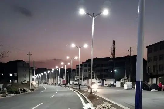 Proiect de iluminat stradal solar într-un județ muntos din vestul Chinei