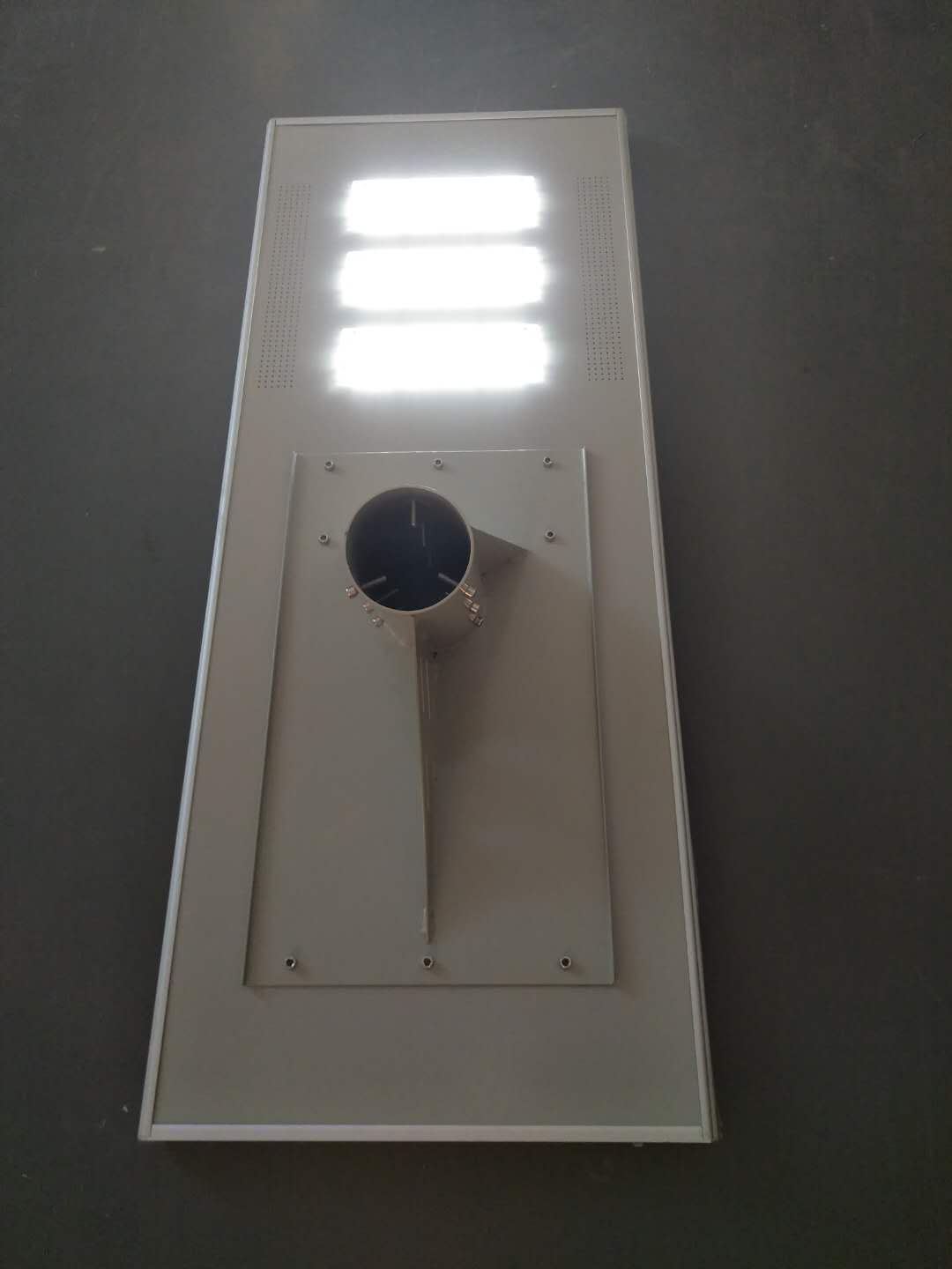 cât durează luminile solare stradale?