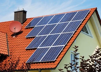 Un sistem solar de 10 kW va conduce o casă?